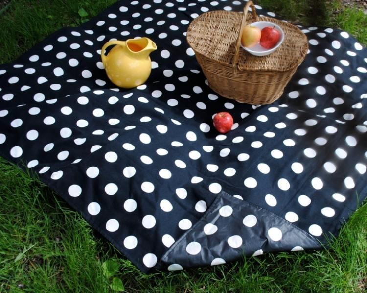 vattentät-picknick-filt-prickar-vit-mörkblå-korg-äpplen-kanna-gul