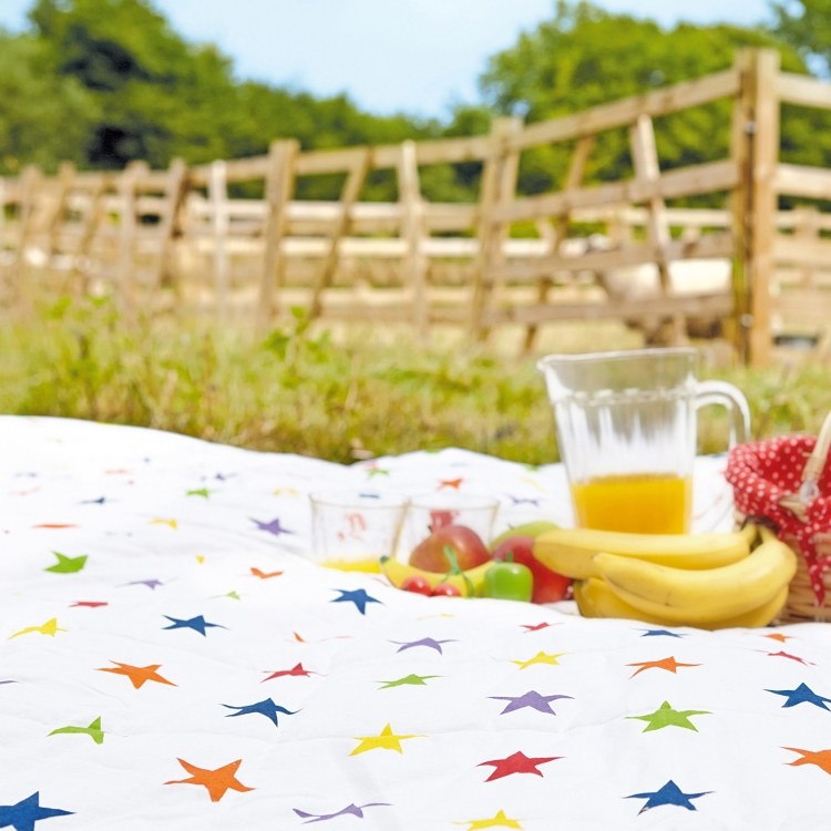 vattentät-picknick-filt-stjärnor-färgglada-vita-frukt-banan-kanna-juice-natur-utflykt-regnbåge-stjärna
