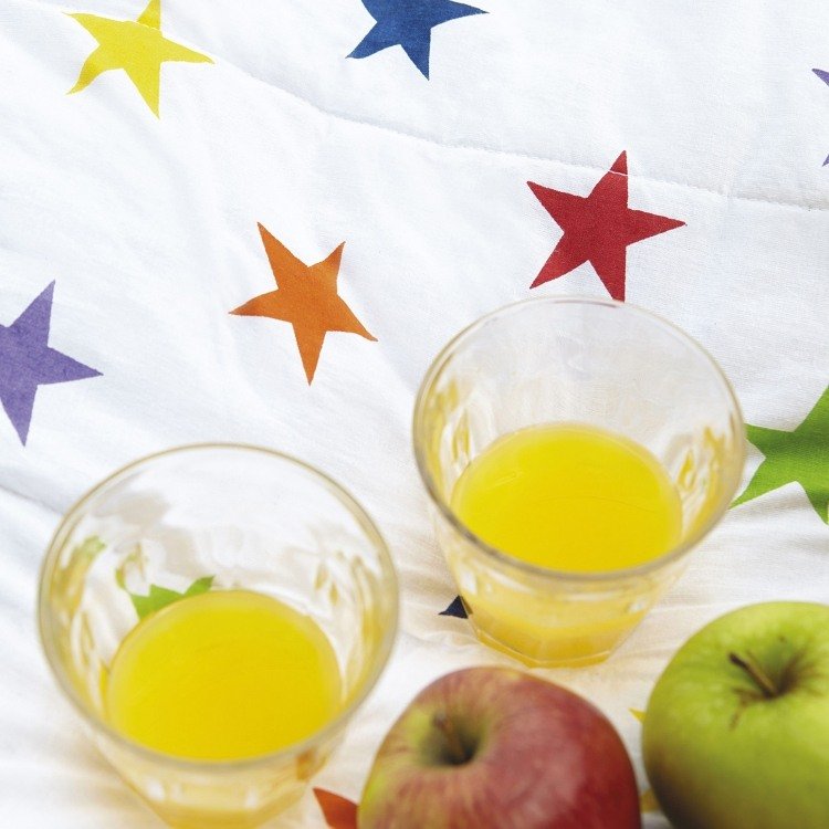 vattentät-picknick-filt-stjärnor-färgglada-glas-glas-juice-äpplen-regnbåge-stjärna