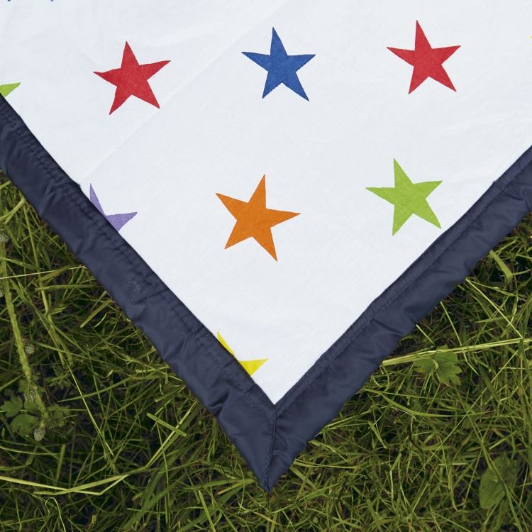 vattentät-picknick-filt-stjärnor-mångfärgad-vit-mörkblå-randrainbow-stjärna