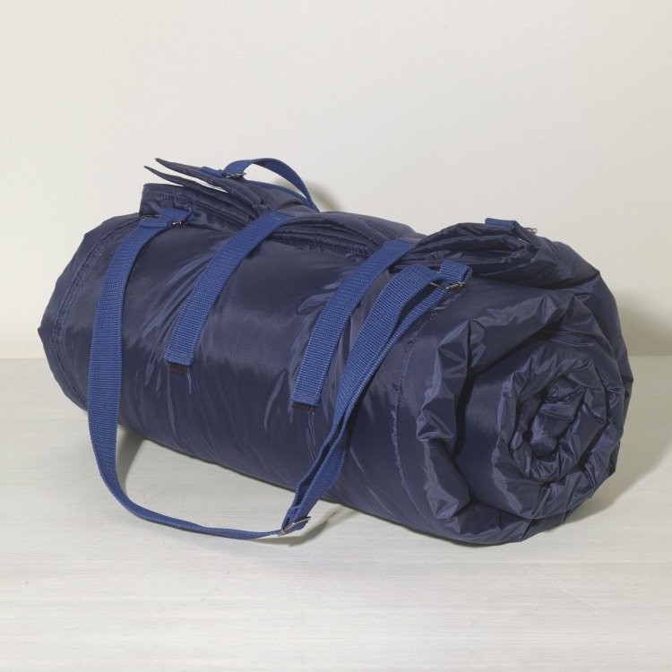 vattentät-picknick-filt-rulle-mörk-blå-väska-praktisk-regnbågsstjärna