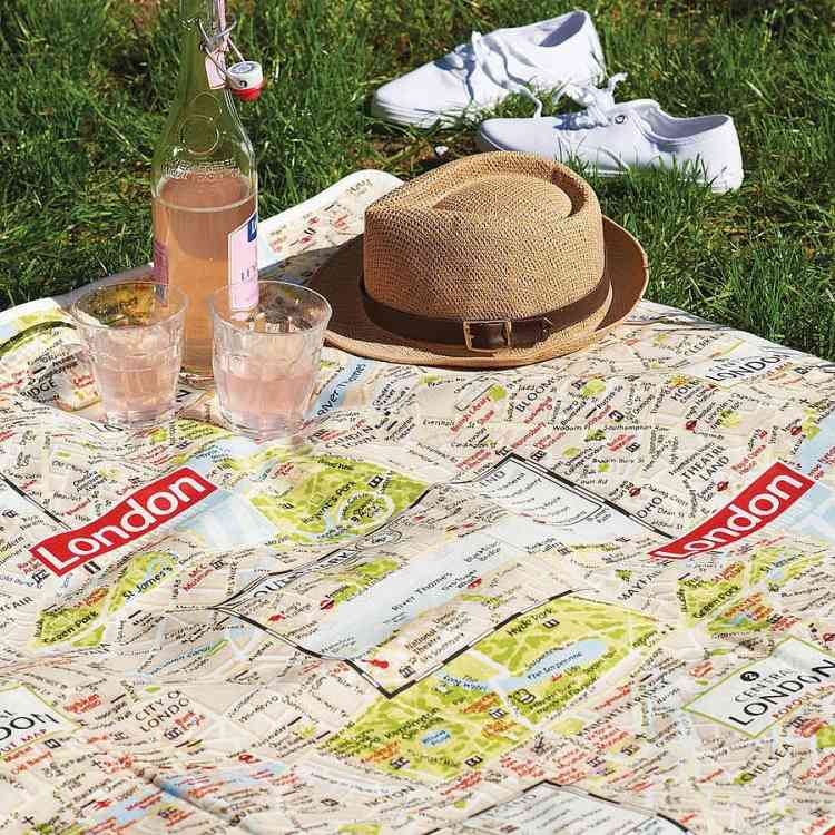 vattentät-picknick-filt-karta-london-city-vin-hatt-gräsmatta-sneakers