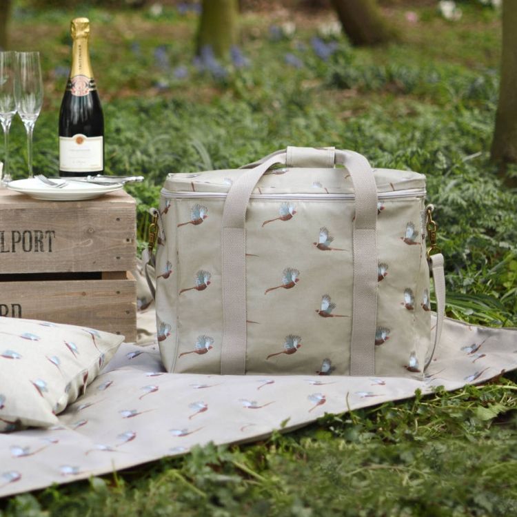 vattentät-picknick-filt-kylare-väska-beige-fasaner-champagneglas-bestick-gräs-natur