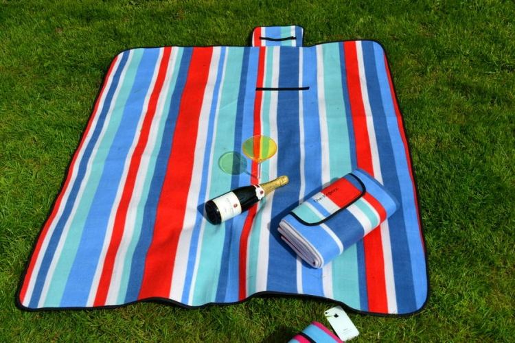 vattentät-picknick-filt-ränder-blå-vit-röd-gräsmatta-mousserande vin-praktisk
