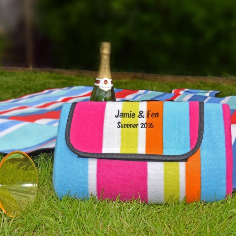 vattentät-picknick-filt-ränder-rull-väska-glasögon-gräsmatta-rosa-blå-mousserande vin