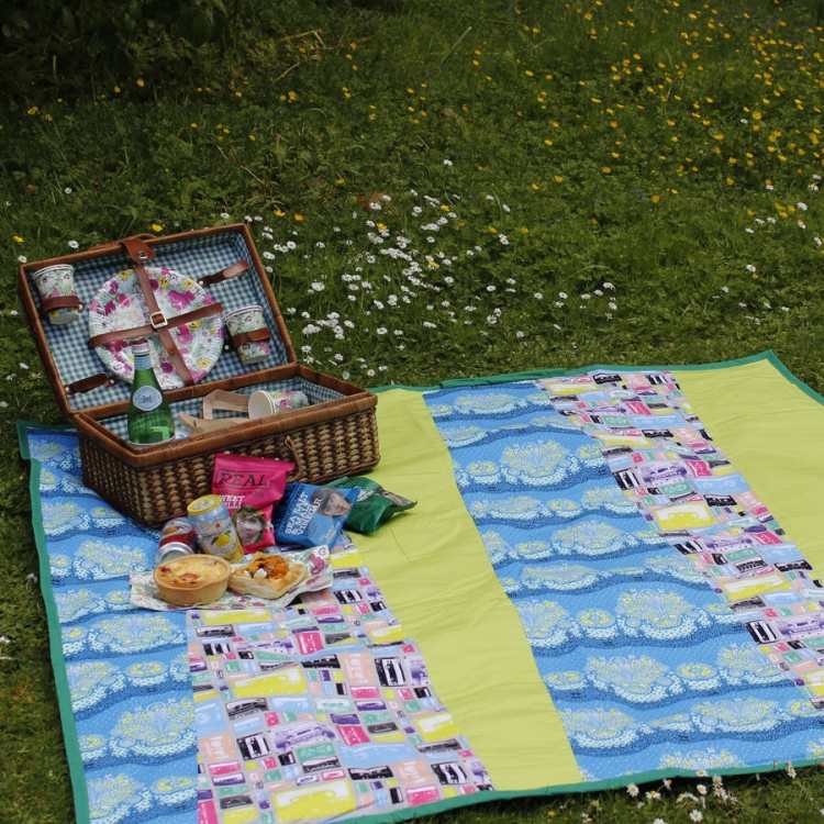 vattentät-picknick-filt-musik-kassett-mönster-turkos-gula-drycker-picknick-fall-gräs-blommor
