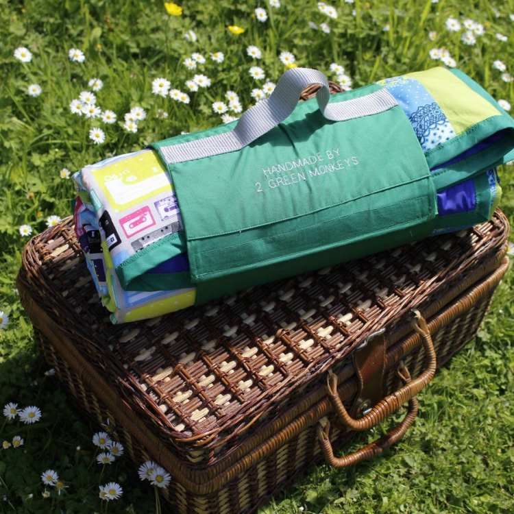 vattentät-picknick-filt-väska-rulle-praktisk-funktionell-picknick-korg-gräs-blommor