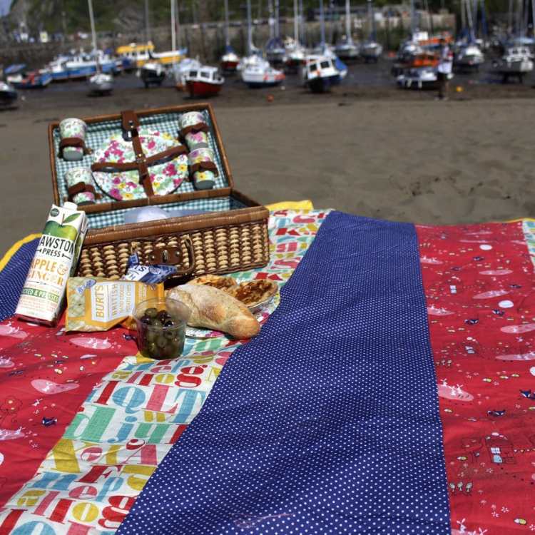 vattentät-picknick-filt-strand-picknick-resväska-mat-oliver-drycker-filt-mönster-tyg-färgglada