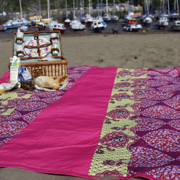 vattentät picknickfilt-strand-utflykt-picknick-resväska-lila-prydnadsmönster