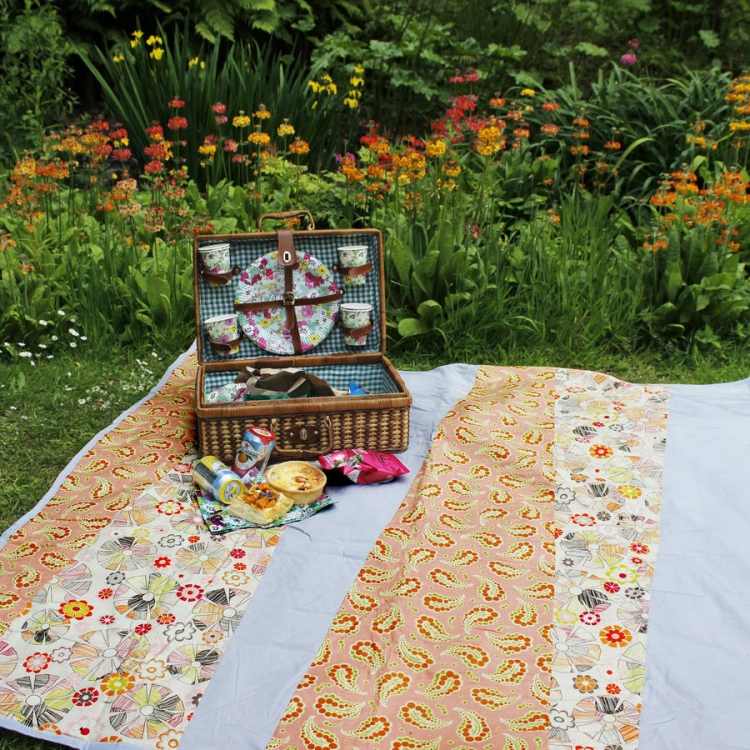 vattentät picknickfilt-utflykt-picknick-fodral-mat-drycker-gräs-blommor-färgglada