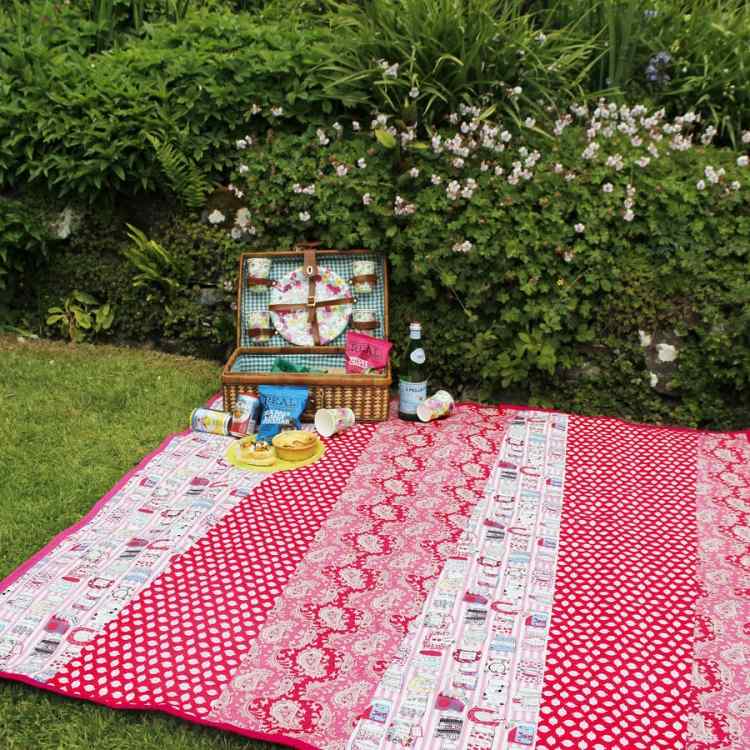 vattentät-picknick-filt-röd-rosa-picknick-fall-buskar-gräs