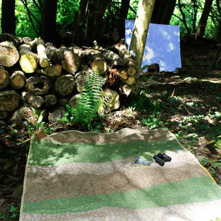 vattentät-picknick-filt-filt-mönster-träd-stammar-skog-skugga-utflykt