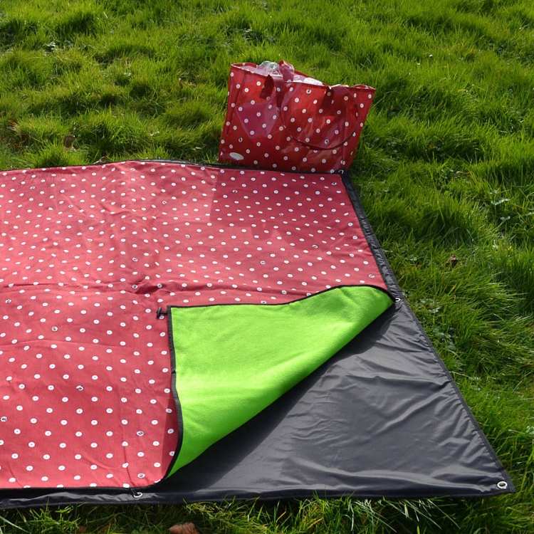vattentät-picknick-filt-röda-prickar-vit-påse-gräsmatta
