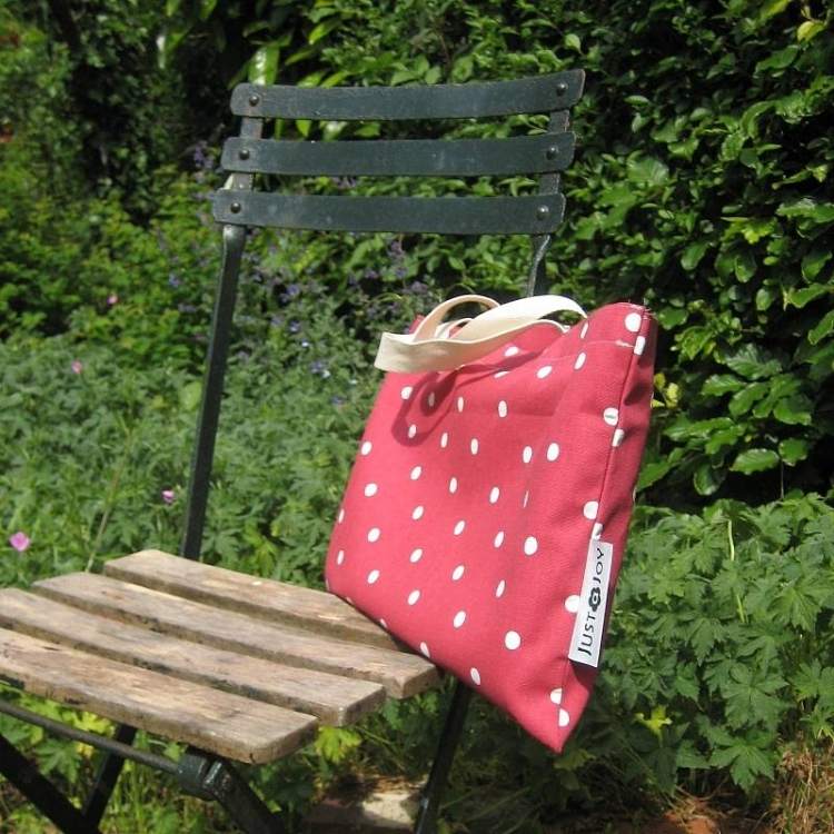vattentät-picknick-filt-röda-prickar-vit-påse-stol-utomhus