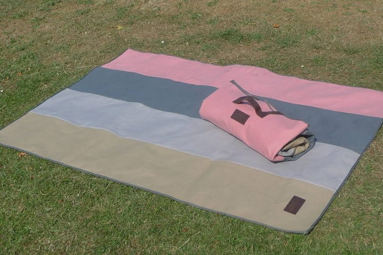vattentät-picknick-filt-gräsmatta-filt-praktisk-rosa-blå-beige