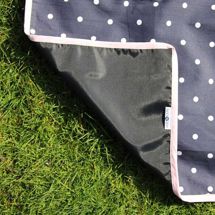 vattentät-picknick-filt-mörk-blå-prickar-gräsmatta-praktisk-funktionell