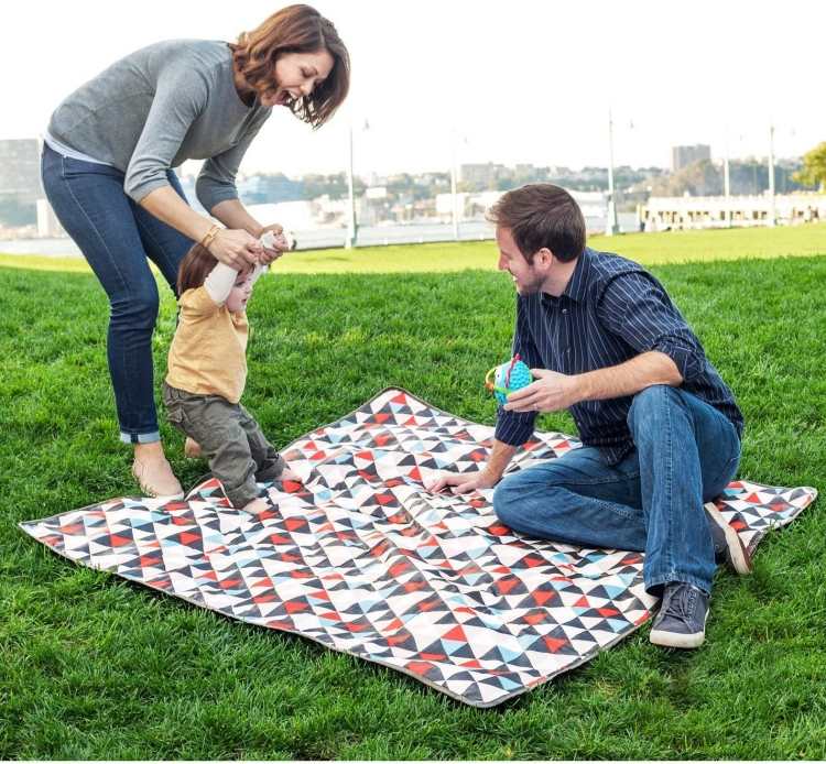 vattentät-picknick-filt-mamma-barn-pappa-laessig-gräsmatta-filt-mönster-trianglar