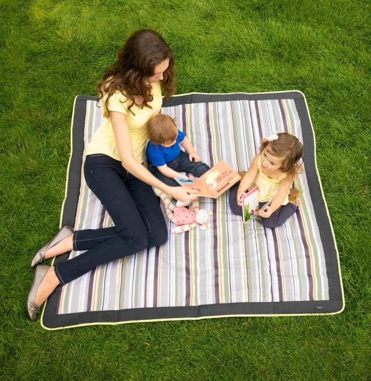 vattentät-picknick-filt-små-barn-mamma-ränder-gräsmatta-avslappnad