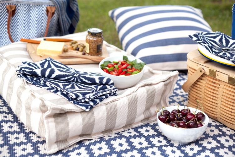 Vattentät picknickfilt-mörkblå-vita-ränder-mönster-körsbär-dekorations-sallad