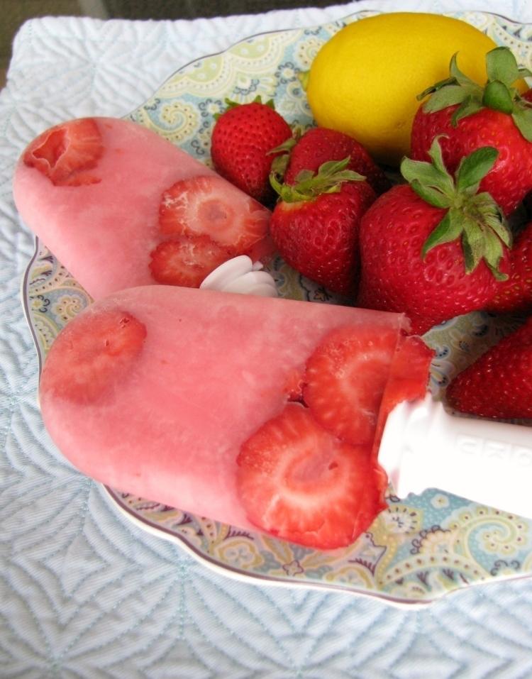 Gör ditt eget vatten is-jordgubbar-klassiskt-recept-hela-frukter-citron