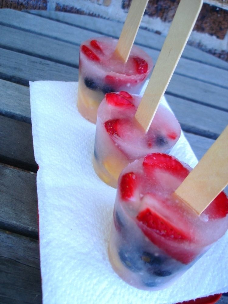 Gör-själv-vatten-is-hela-frukter-frysta-jordgubbar-blåbär