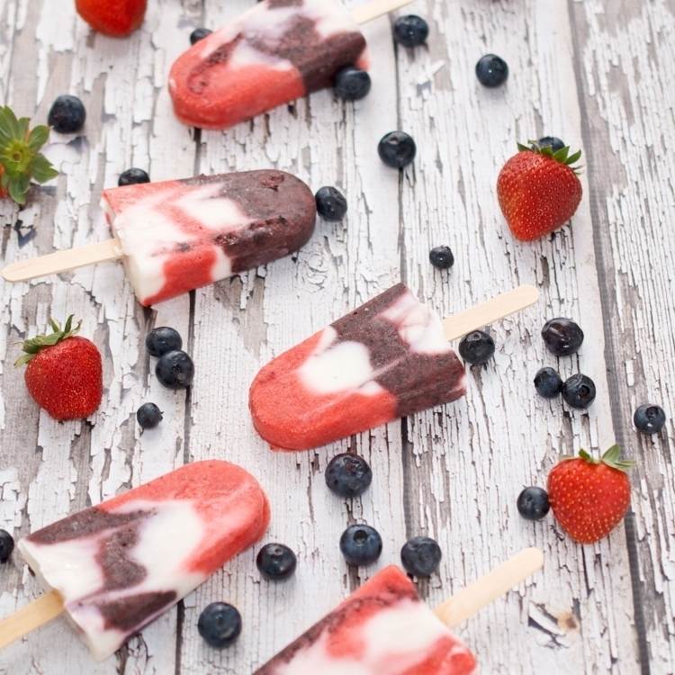 vatten-is-gör-det-själv-jordgubbe-blåbär-grädde-is-vit-röd-sommar