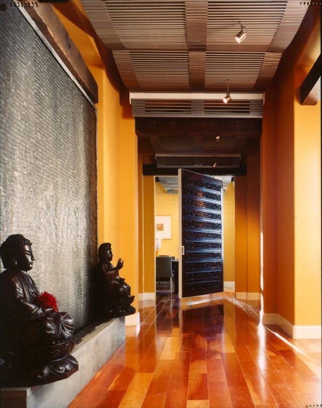 Inomhus vattenfall hall golvbrädor statyer asien stil