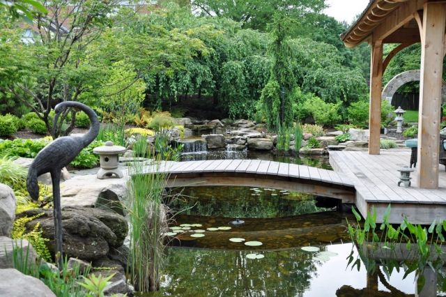 harmonisk trädgårdsmiljö, dekorativa fågelfigurer, asiatisk inspirerad