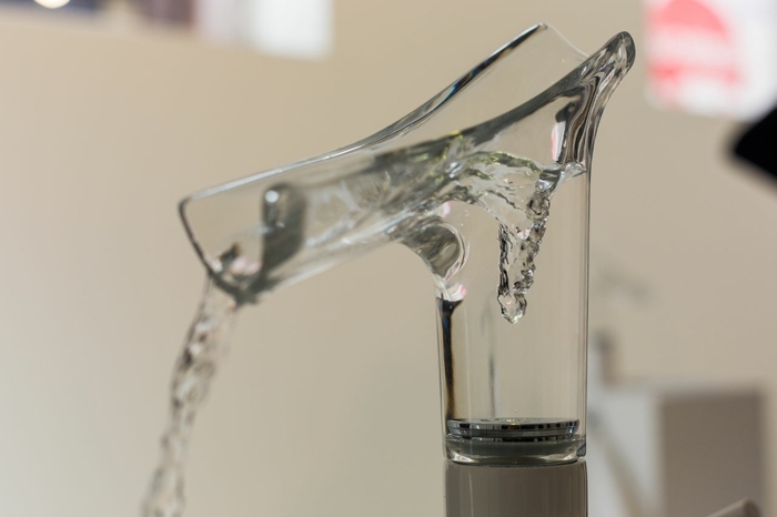 kran design gjord av glas transparent badrum idé