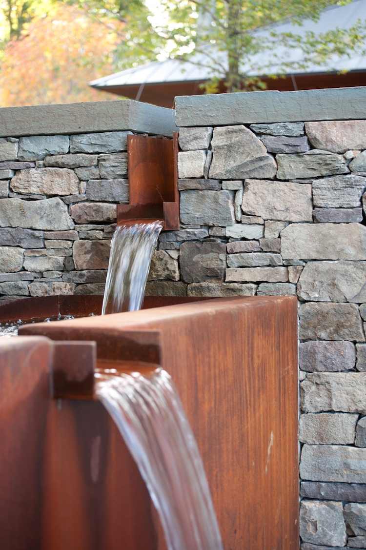 vatten-kaskad-trädgård-modern-corten stål-sandsten-plattor