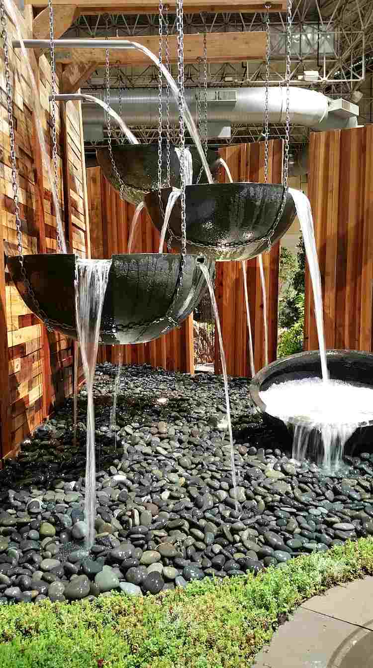 vatten-kaskad-trädgård-modern-rund-hängande-kedja-granit