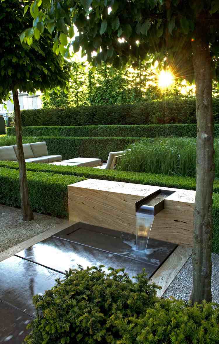 vatten-kaskad-trädgård-modern-sandsten-travertin-boxwood-gräsmatta