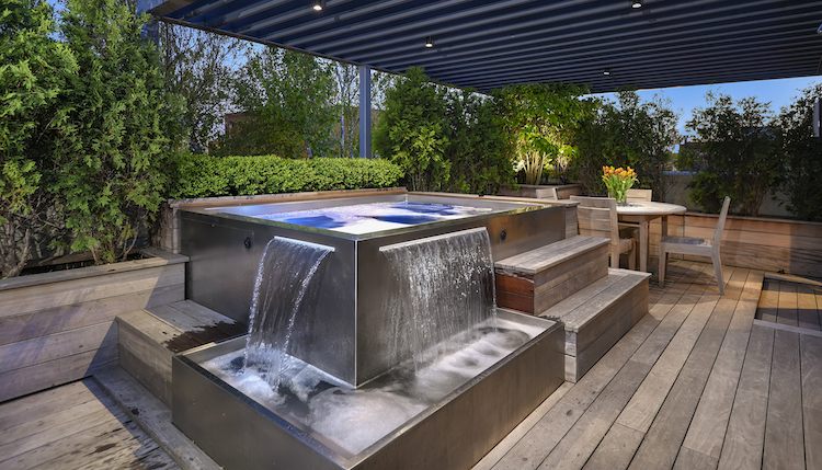 vatten-kaskad-trädgård-modern-bubbelpool-design-rostfritt stål takläggning