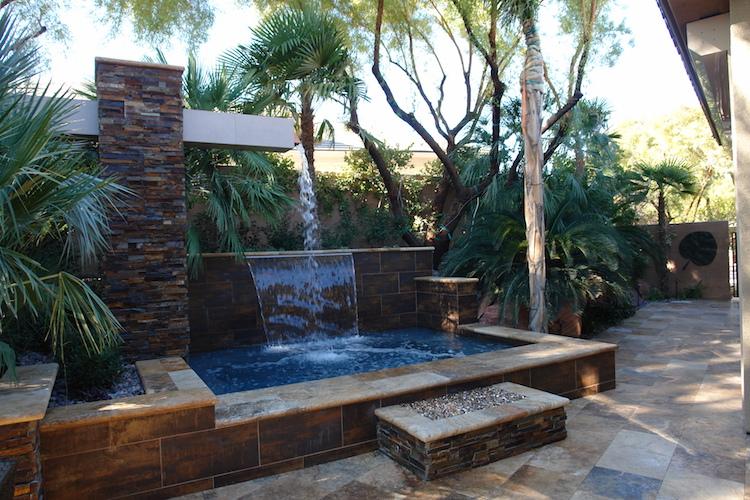 vatten-kaskad-trädgård-moderna-vattenfall-palm-medelhavs-sandsten-plattor