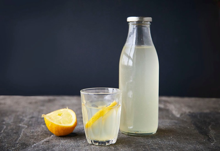 njut av en ren probiotisk drink med citron mot magproblem
