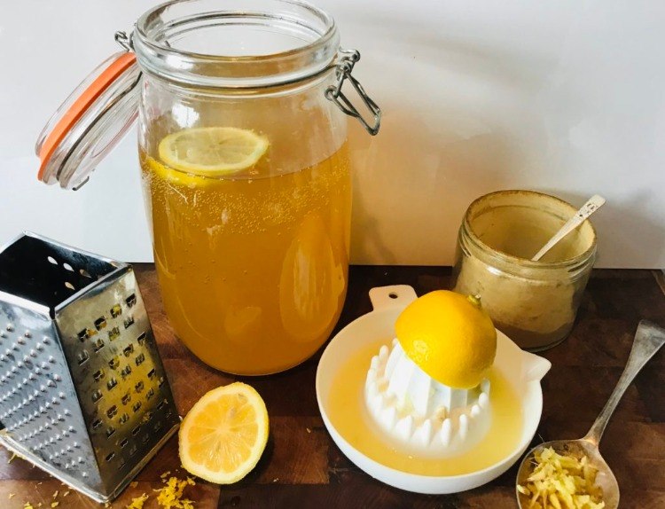 Receptvatten kefir kombinera ingefära och citron med rörsocker och rivet citronskal