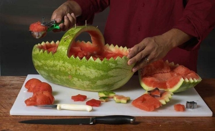 vattenmelon-dekorera-korg-instruktioner-melon-carving-ihåliga