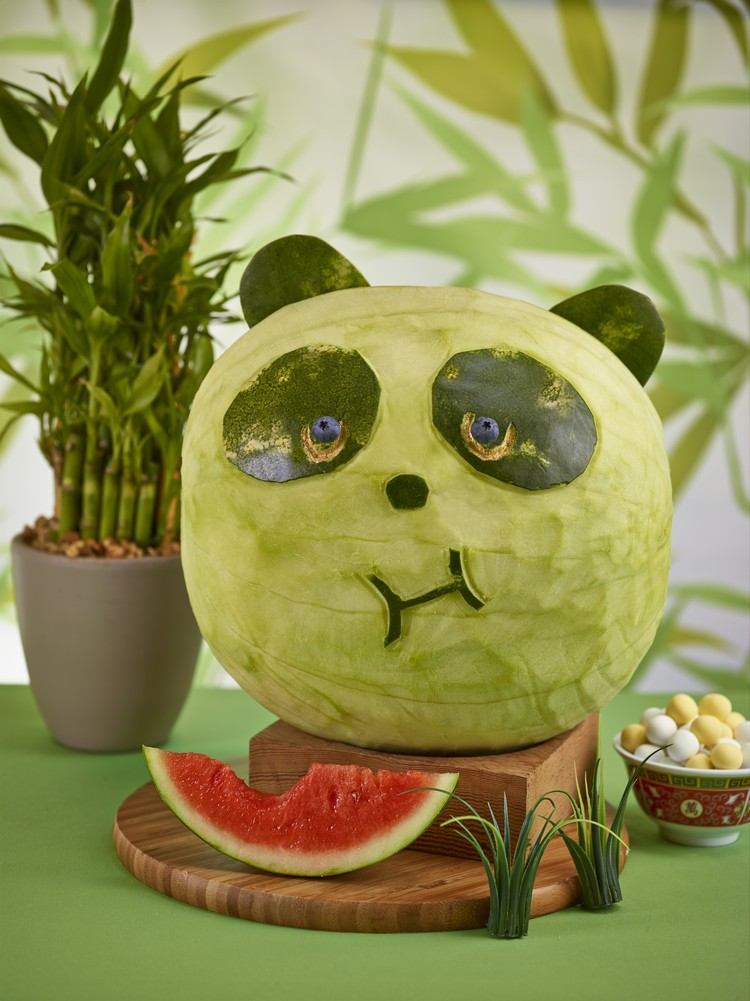 vattenmelon-carving-hungrig-panda-gör-själv-kreativ-bord-dekoration