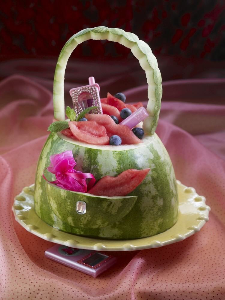 vattenmelon-carving-dekorerad-handväska-gör-själv-glitter-läppar-massa