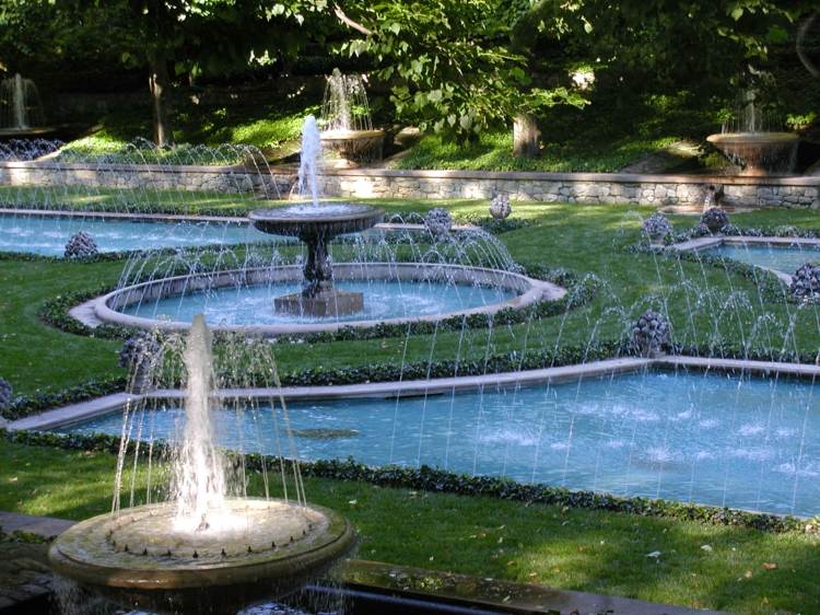 vatten funktion i trädgården klassisk design fontän belysning park