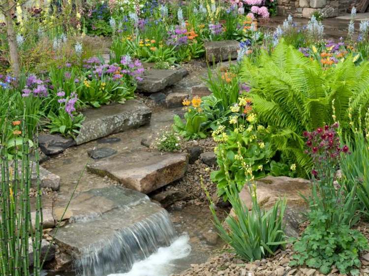 vatten inslag i trädgården bäck idé trädgård dekoration blommor vattenfall småsten
