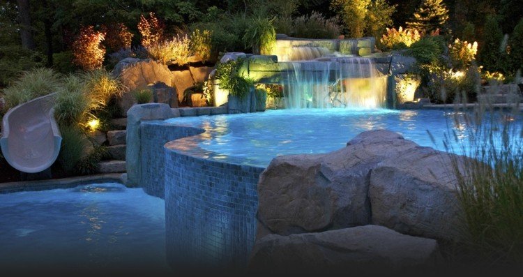 trädgård vatten funktion pool design idé vattenfall rutschbana belysning plantering
