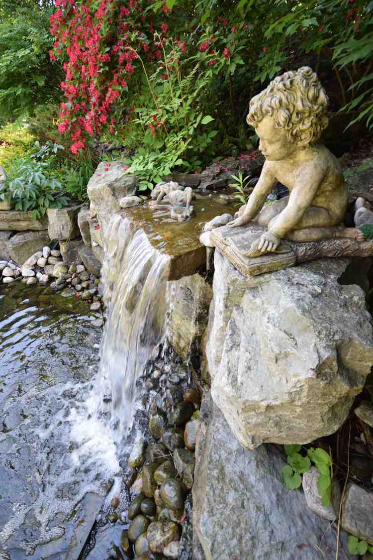 vatten-spel-trädgård-naturligtvis-vattenfall-figur-pojke-trädgård-dekoration