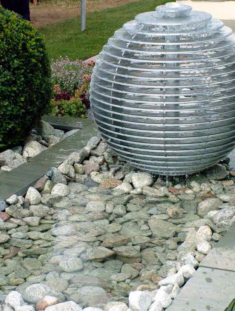 vatten funktioner-trädgård-modern-skulptur-sfär-stenbrott-stenar-metall