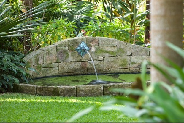 Klassiskt trädgårdskonstsystem med vattenbrunnens utloppskran