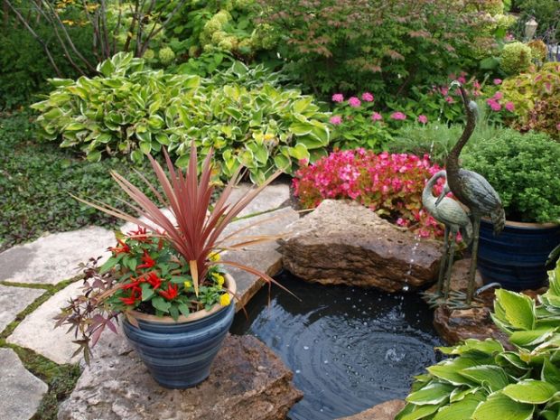 Vattenkonst i din egen trädgårdsvattendamm med fontän, dekorativa blomkrukor
