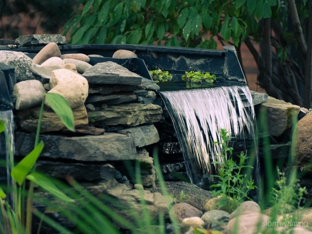Vattendrag, vattenfallseffekt, flodstenar arrangemang Blickfång i trädgården