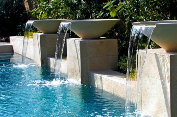 Vattenfunktioner i trädgården skapar en damm Design en fontän
