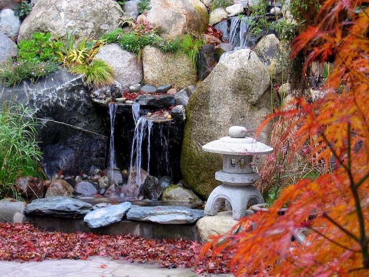vatten-funktioner-trädgård-japansk-trädgård-stenblock-vattenfall