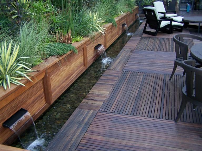 vatten funktioner i trädgården bäck terrass vattenfall trägolv graeser upphöjd säng